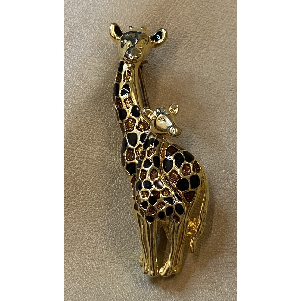 VNTG GIRAFFE AND BABY DARK AMBER ENAMEL ACCENTS Over GoldTone Metal BROOCH 2.5"H